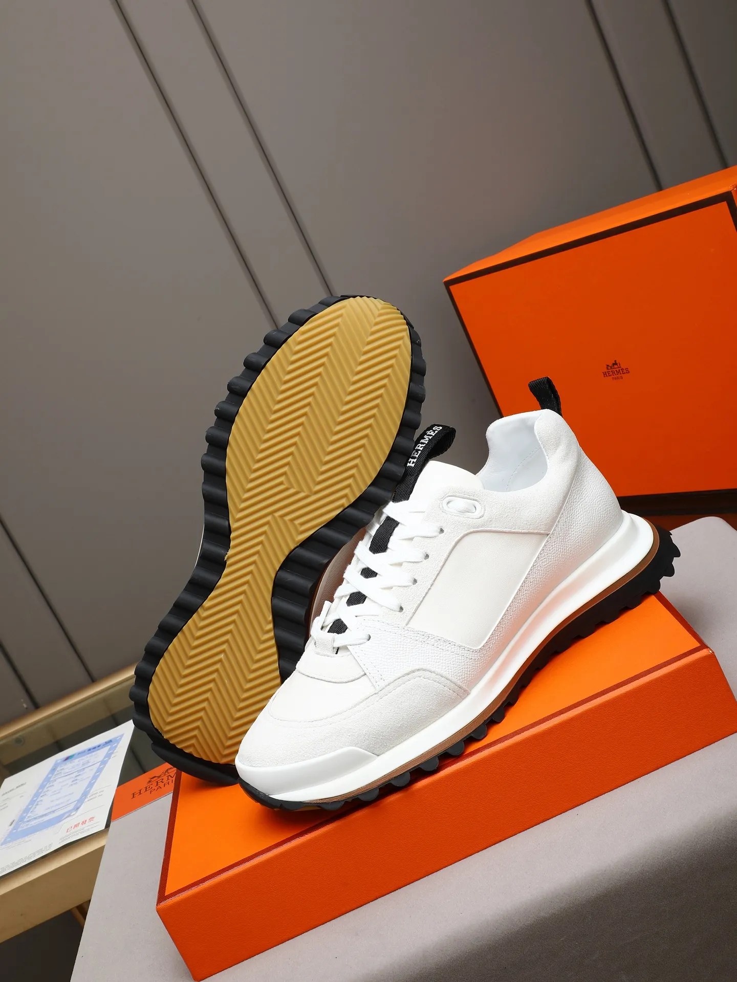PP680【Hermes】fe new arrival~New Bouncing sneakers are the most comfortable shoes from Hermès. They are extremely light on the feet and look great. You won’t feel tired even when you go shopping and running around. 👍Very light and comfortable. Extremely light. Perfect for both sports and leisure. They feel great when you step on them! It’s up to you to choose, there’s always what you want~ ✔️Fabric: Imported first-layer cowhide ✔️Inner lining: Imported water-dyed cowhide ✔️Outsole: Seamless combination of IP+TPU (multi-color letters) German technology irradiation machine ✔️Code number: Male 38-44 (45 customized)